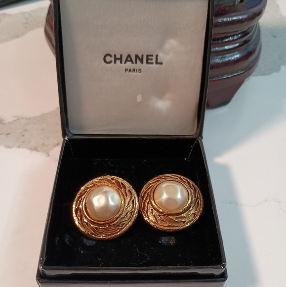 Authentic Chanel Vintage Faux Pearl Clip On Earrings - Picture 1 of 9